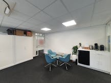 Kantoor (110 m²) met all-in diensten in IDOLA bedrijvencentrum te Lochristi