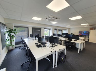 Kantoor (110 m²) met all-in diensten in IDOLA bedrijvencentrum te Lochristi