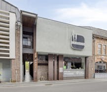 Veelzijdig gebouw te koop in de Veurnestraat in Poperinge