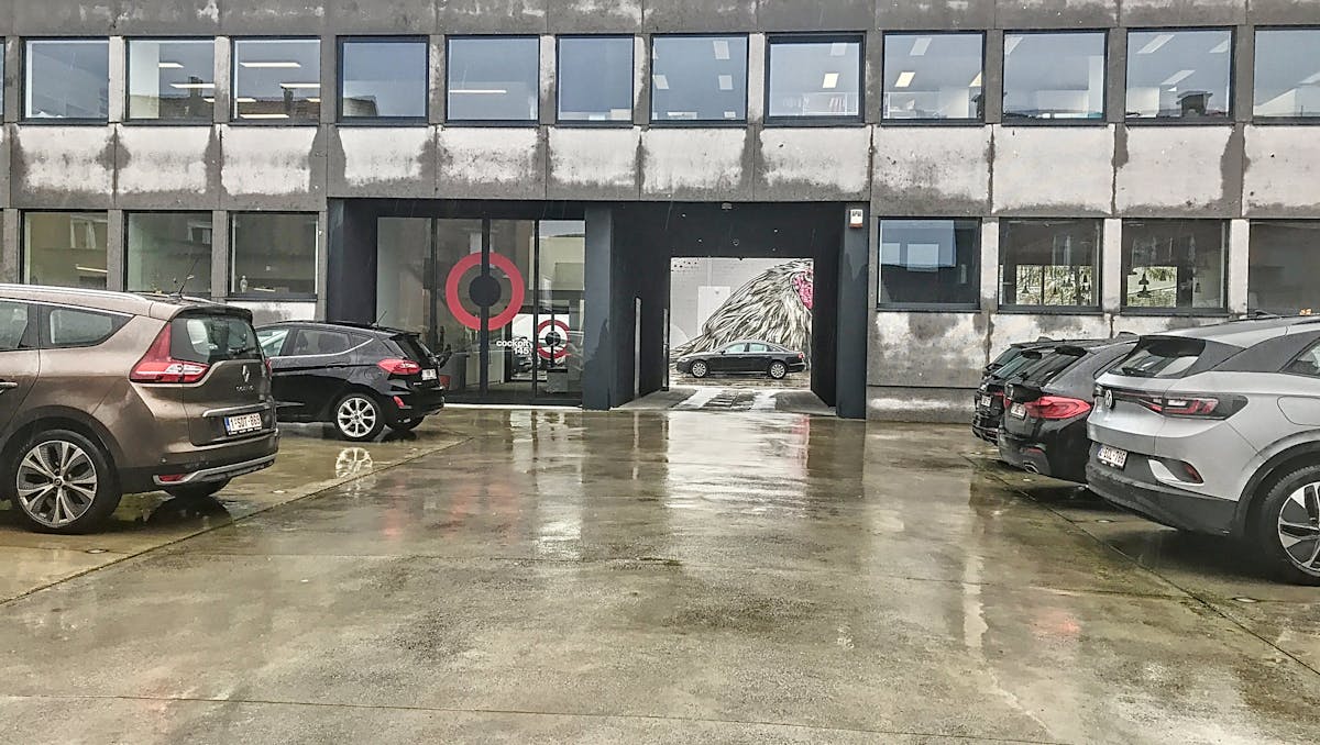 Instapklaar en bemeubeld kantoor te huur in het bedrijvencentrum Cockpit 145 te Wevelgem