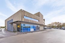 Instapklaar kantoor met veel lichtinval op zichtlocatie