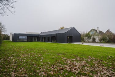 Instapklaar bedrijfsgebouw te koop in Poperinge