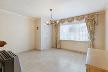 Woning met 3 slaapkamers, garage en tuin te koop.