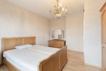 Woning met 3 slaapkamers, garage en tuin te koop.