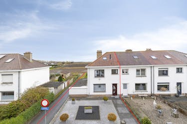 Woning met 3 slaapkamers, garage en tuin te koop.