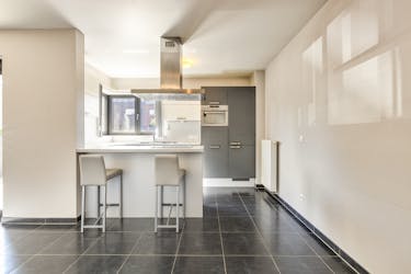 Instapklaar gelijkvloers appartement met autostaanplaats