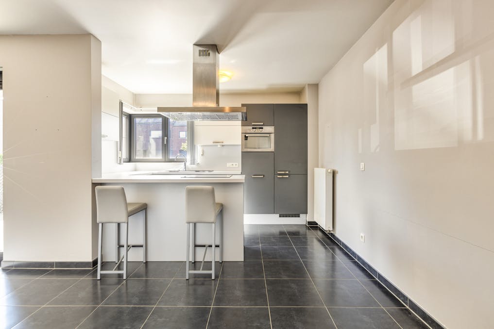 Instapklaar gelijkvloers appartement met autostaanplaats 