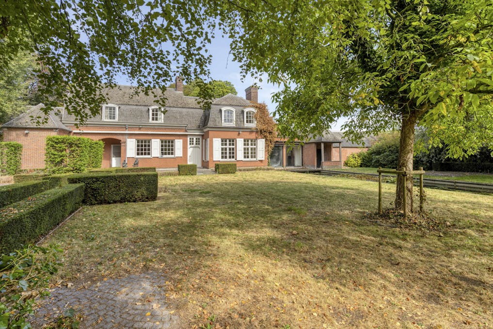 Unieke villa te koop in Zwevezele met prachtige tuin