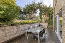 Gerenoveerd appartement (93m²) met zeer ruime tuin te De Panne