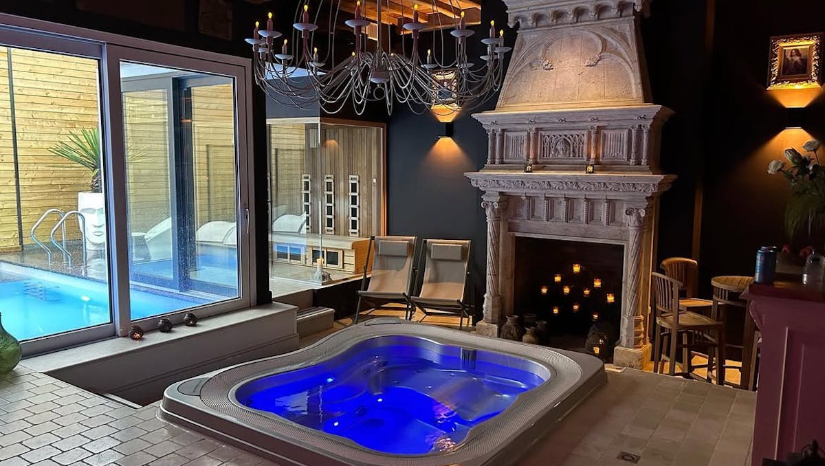 Opbrengsteigendom met 2 privatieve sauna's met Appartement