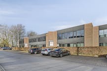 Ruim kantoor van ca. 430 m² met 12 parkeerplaatsen nabij E17