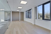 Ruim kantoor van ca. 430 m² met 12 parkeerplaatsen nabij E17