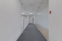 Ruim kantoor van ca. 430 m² met 12 parkeerplaatsen nabij E17