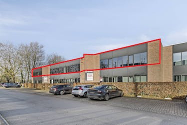 Ruim kantoor van ca. 430 m² met 12 parkeerplaatsen nabij E17