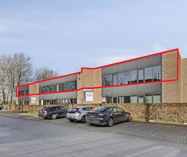 Ruim kantoor van ca. 430 m² met 12 parkeerplaatsen nabij E17