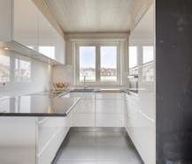 Instapklare woning met drie slaapkamers en open zicht.