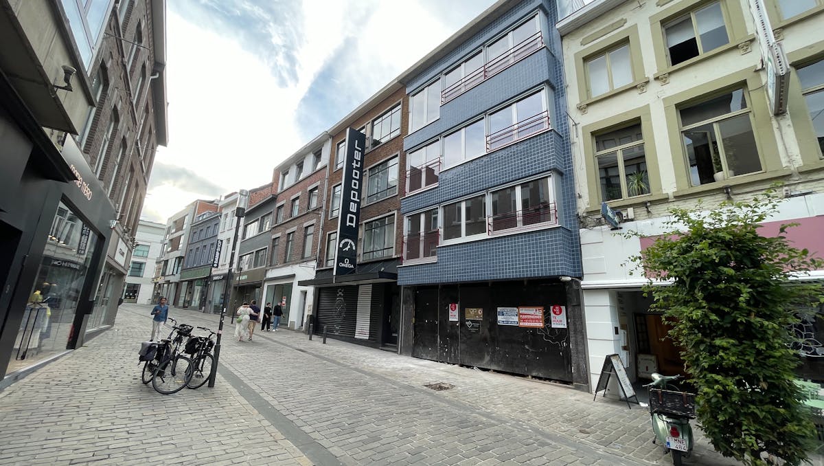 Casco handelspand van ca. 140 m² te huur in hartje Hasselt