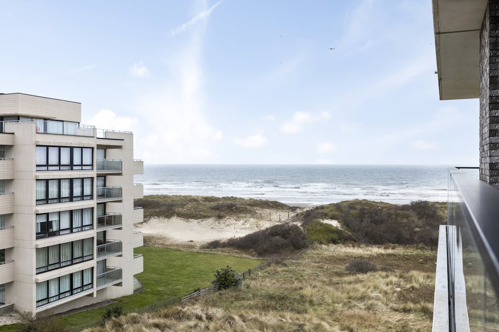 Nieuwbouwassistentieflat met zicht op zee en duinen in De Panne