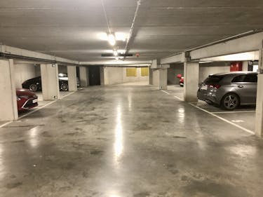 Auderghem : Lot de places de parking + caves