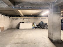 Goed gelegen autostaanplaats te koop in Merksem!