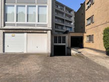 Goed gelegen autostaanplaats te koop in Merksem!