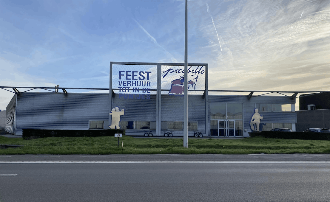 Commercial building for rent with visibility from the Rijksweg.