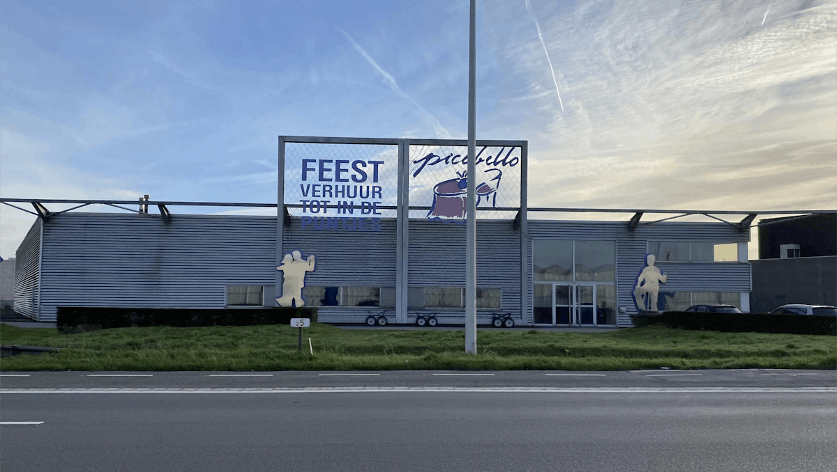 Commercial building for rent with visibility from the Rijksweg.