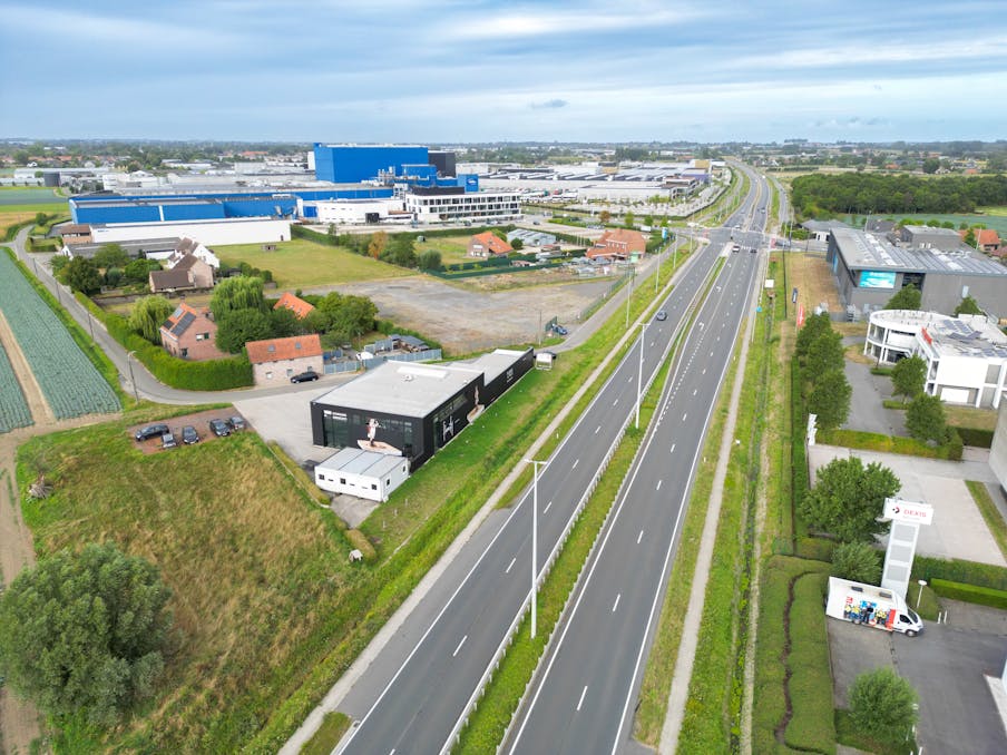 Bedrijfsgebouw langs de Ring/R32 van Roeselare.