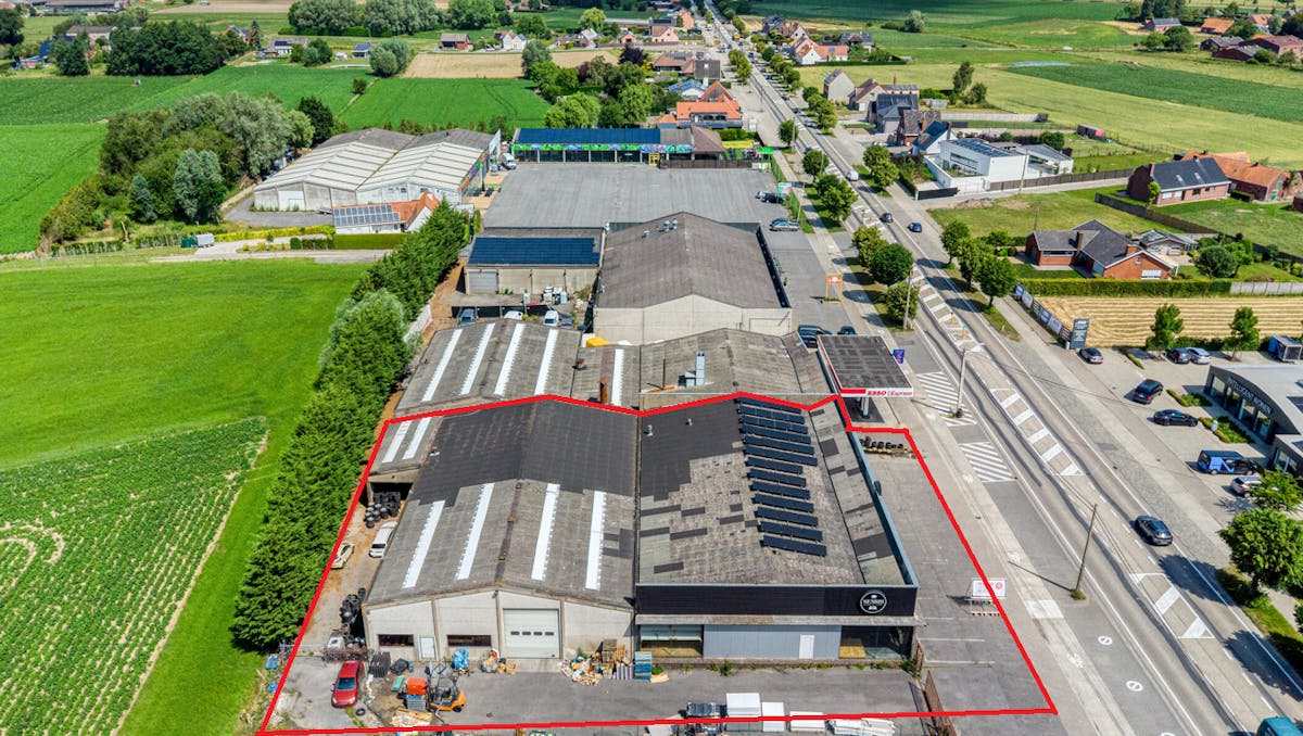 Commercieel gebouw van ca. 1.346m² op topligging in Hooglede