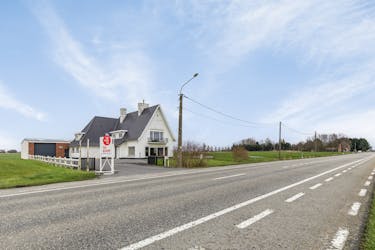 Site met loods en ruime villa te koop in De Haan/Klemskerke.
