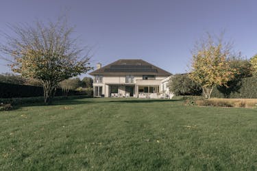 Instapklare villa met 5 slaapkamers en binnenzwembad te koop