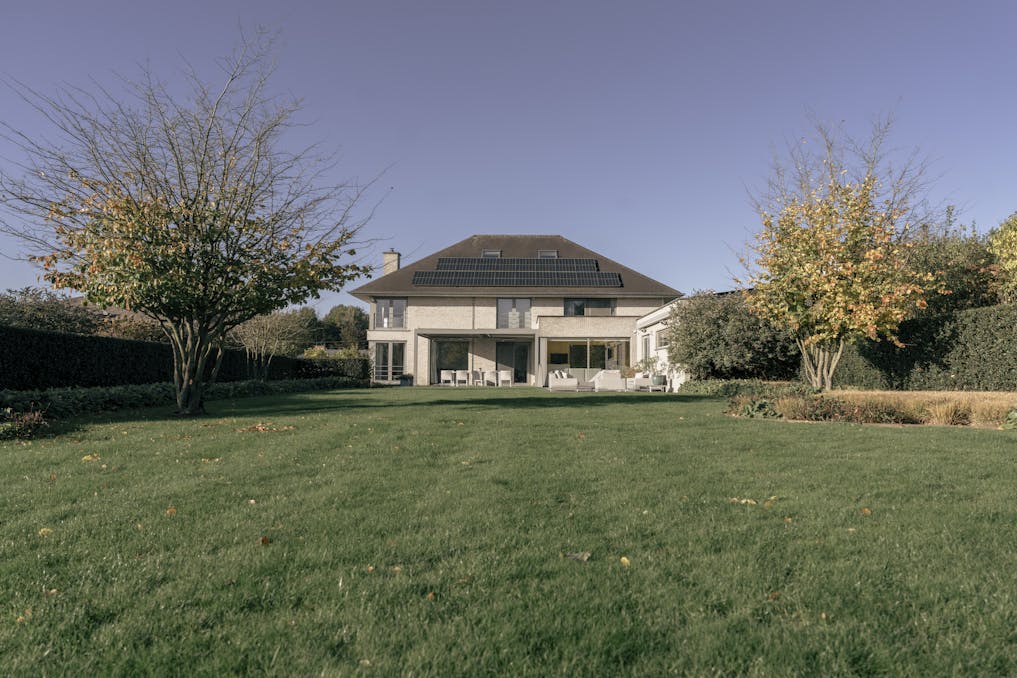 Instapklare villa met 5 slaapkamers en binnenzwembad te koop