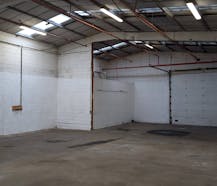 Magazijn van 200 m² te huur in Poperinge.