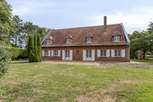 Ruime villa op ca  8.312m² te koop in Coudekerque-Village (Frankrijk).