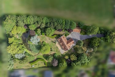 Ruime villa op ca  8.312m² te koop in Coudekerque-Village (Frankrijk).