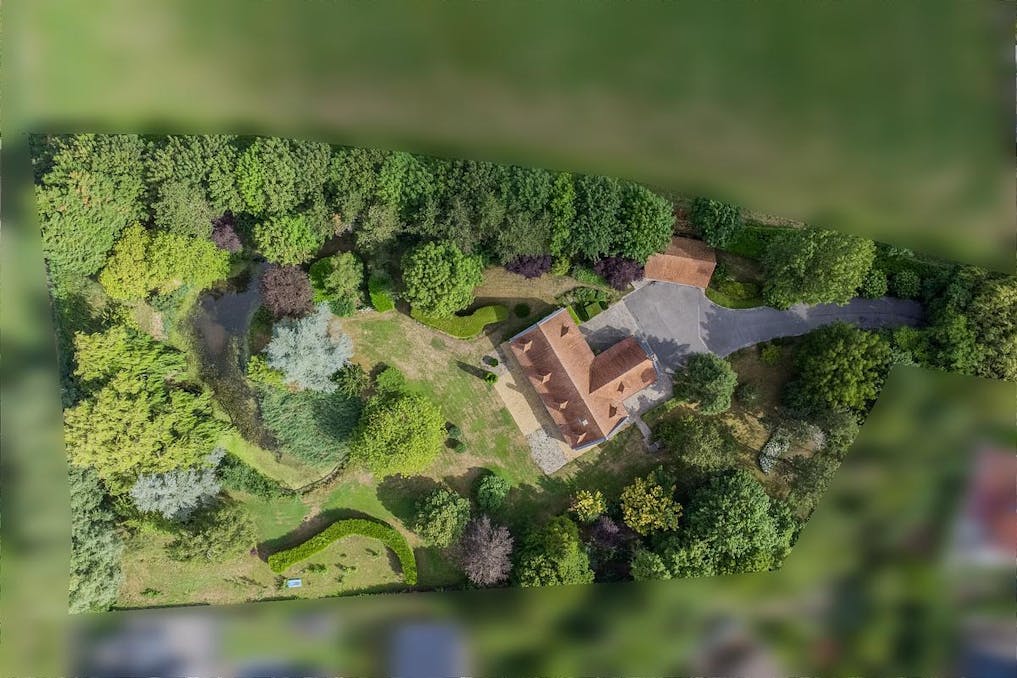 Ruime villa op ca  8.312m² te koop in Coudekerque-Village (Frankrijk).