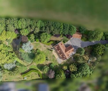 Ruime villa op ca 8.312m² te koop in Coudekerque-Village (Frankrijk).