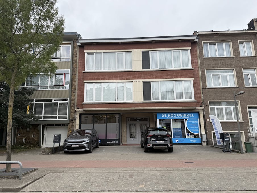 Ruime handelsruimte te huur in het centrum van Merksem!