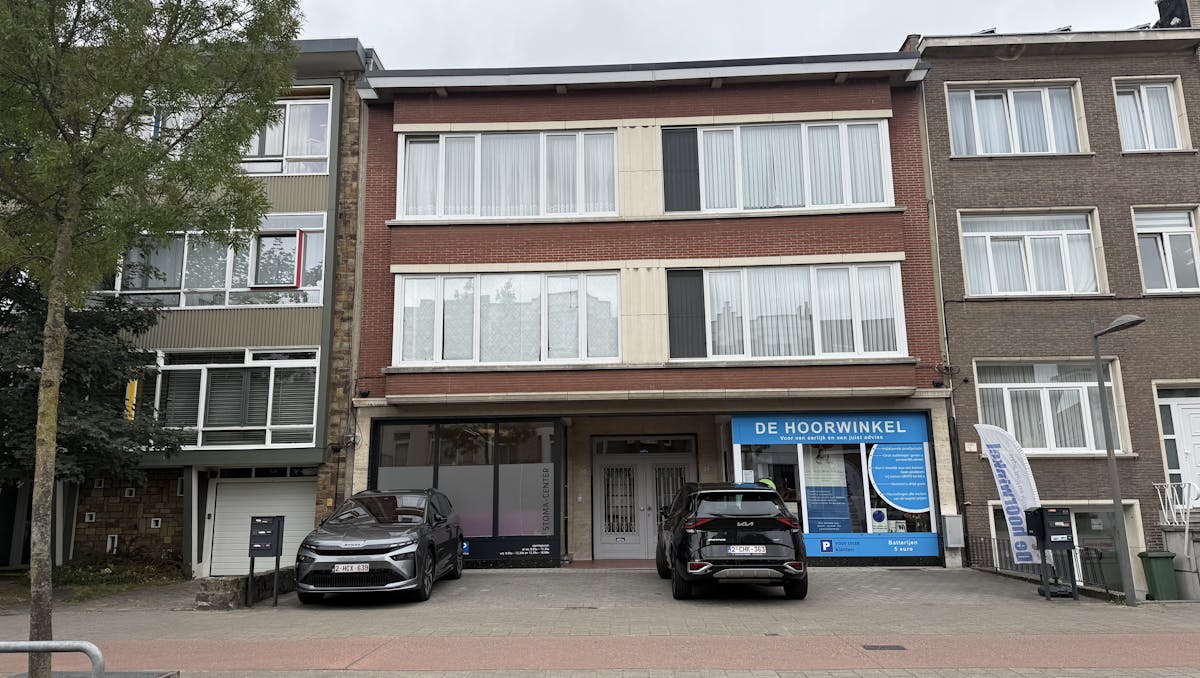 Ruime handelsruimte te huur in het centrum van Merksem!