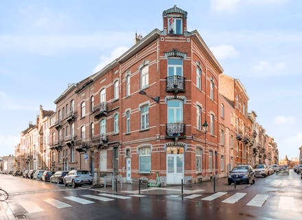 Investment property for sale in Etterbeek at prime location in De Jacht, near VUB and ULB Etterbeek, the town hall and European agencies. 