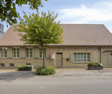 Ruime, energiezuinige woning met bijgebouw op 1.700m² in Beauvoorde.