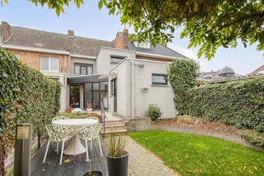 Goed gelegen stadswoning met 4 slaapkamers, tuin en garagebox + 12 zonnepanelen