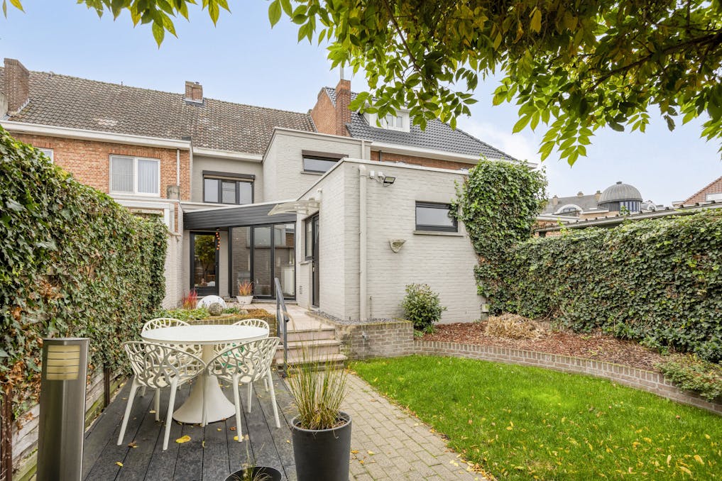 Goed gelegen stadswoning met 4 slaapkamers, tuin en garagebox + 12 zonnepanelen