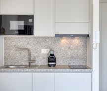 Prachtig gerenoveerde studio met zijdelings zeezicht!