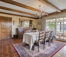 Karaktervolle villa op ruim perceel te koop in Roeselare