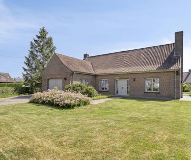 Karaktervolle villa op ruim perceel te koop in Roeselare