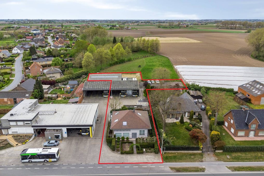 Woning met loods op uitstekende ligging in Torhout