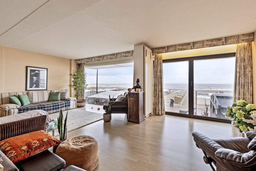 Propriété commerciale avec maison et place de parking à vendre à Zeedijk