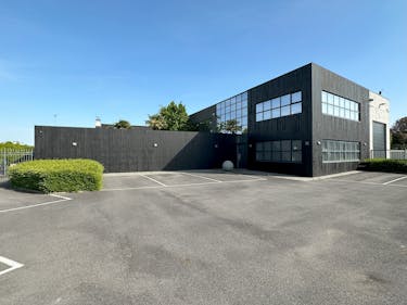 Magazijn (+/- 1.140 m²) met kantoor en woonst te huur in Kruishoutem