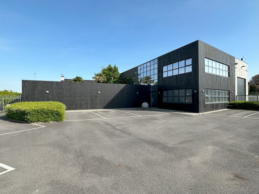 Magazijn (+/- 1.140 m²) met kantoor en woonst te huur in Kruishoutem